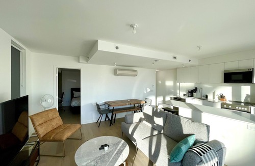Cote-Des-Neiges—Notre-Dame-De-Grace Apartment | Condo New 5th floor ☼ View & AC ☼ Terrace ☼ Office