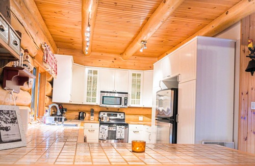 Mandeville Ski Chalet | Confortable 4 chambres avec Spa 4 saisons /Cozy 4 bedrooms with Spa