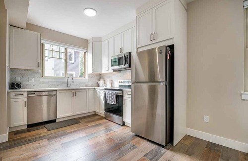 Abbotsford House | Contemporary 3 Beds and 2.5 Bath close to fraser valley university, shops etc
