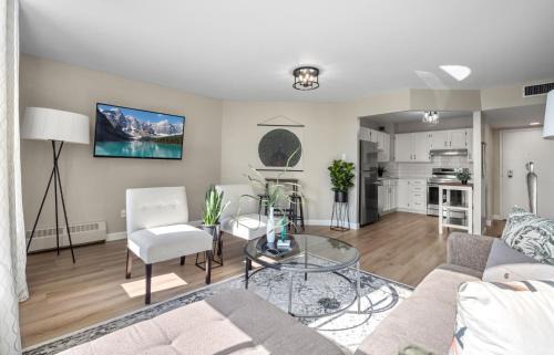 Connaught Apartment | Contemporary, cozy & easy to Rocky Mountains from Calgary !