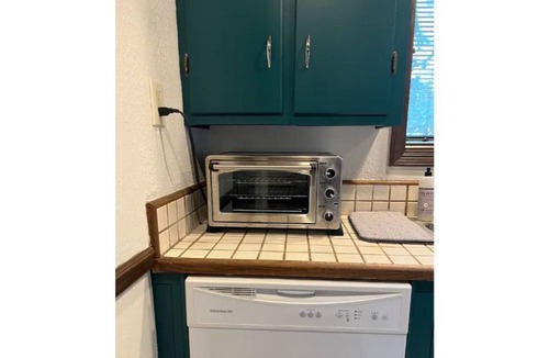 Athens House | Convenient, Spacious & Cheerful - The Summitt!