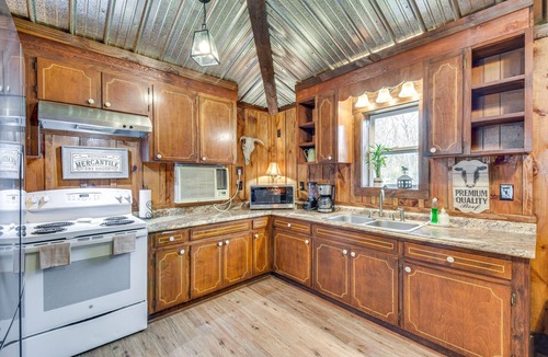 Clarkesville Cabin | Converted Barn Couple's Oasis Near Tallulah Gorge