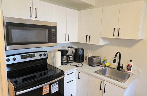 Riverview Apartment | Cool & Cozy 1 Bedroom Suite