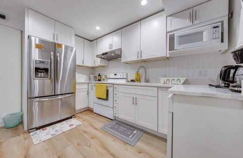 Richmond House | Cool & Private 3BR 3BA Near Airport Strong AC