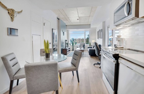 Byward Market - Parliament Hill Apartment | Corporate Stays - Stylish 1BR with Premium Amenities and Rooftop Terrace Access
