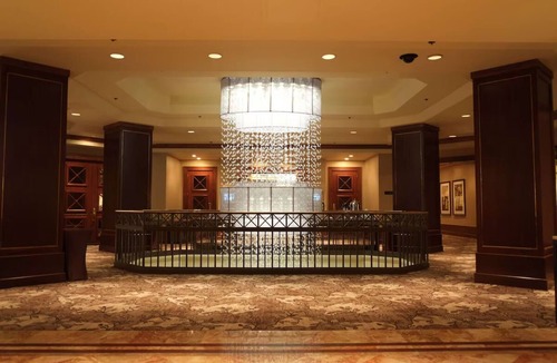 Bloor-Yorkville Hotel | Cosmopolitan Charm: Fine Dining, City Proximity, and Luxury Accommodations