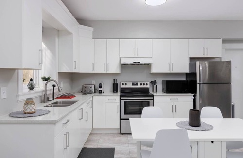 Delta Apartment | Cosy 2-Bed Basement Suite in Quiet Neighbourhood