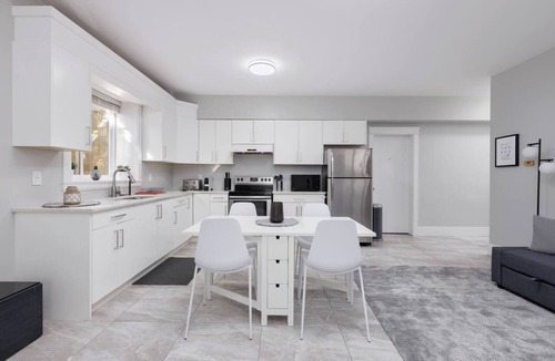 Delta Apartment | Cosy 2-Bed Basement Suite in Quiet Neighbourhood