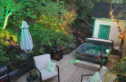 Brebeuf Apartment | Cosy apartment near beach with private hot tub, BBQ and patio