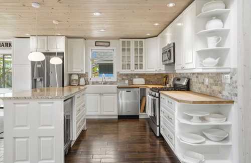 Historic Old Town Cottage | Cottage 6 PPL | Pet Friendly | Walk to Town & Lake
