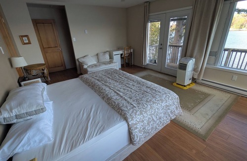 North Kawartha Cottage | Cottage on the lake! Beautiful 4 bedroom + 3 bath!