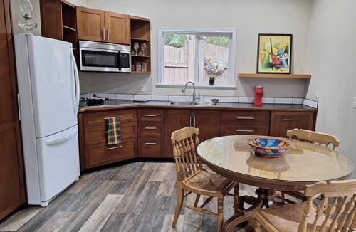 Cobble Hill Apartment | Cottage/Studio in Cobble Hill Village - hiking, wineries and more