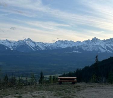 Valemount Ski Chalet | Cougar Mountain Lodge and Resort Cabin Rentals