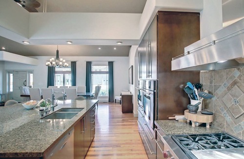 Drumheller House | Coulee Estate | Hot Tub Pool Table Sleeps 10