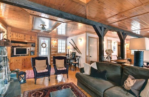 Brebeuf House | Country cottage on the banks of the Rouge River