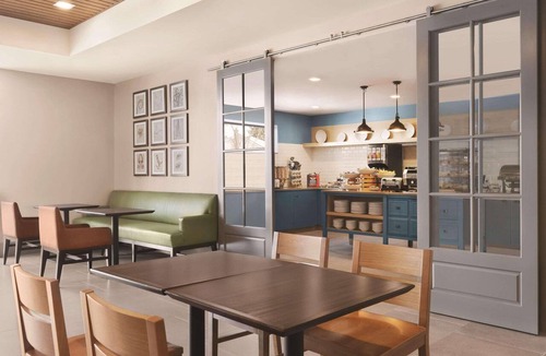 Cannifton Hotel | Country Inn & Suites by Radisson, Belleville, ON