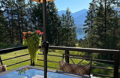 Forest Ridge Estates House | Country Living , Lake Views, Lake access, 6 km to down town Invermere.