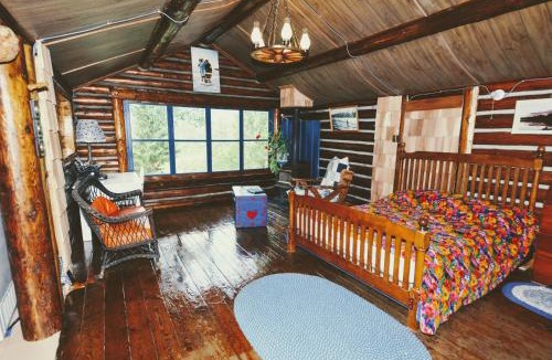 Valemount House | Country Rustic Loghouse at Teepee Meadows
