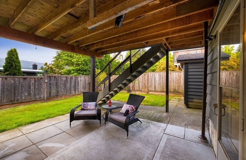 Port Moody House | Country style vacation home suite-REC- GYM AND HOTTUB INCLUDED-PET FRIENDLY