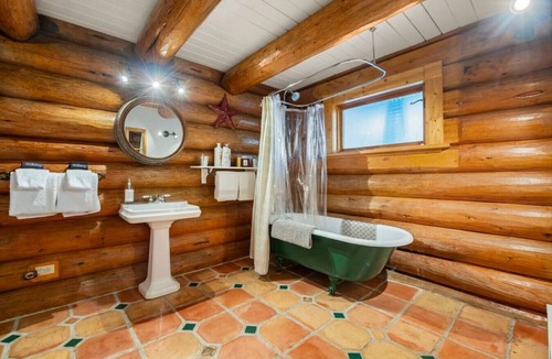Forest Ridge Estates House | Coy Fox Cabin | Hot Tub | Fireplace | Playground