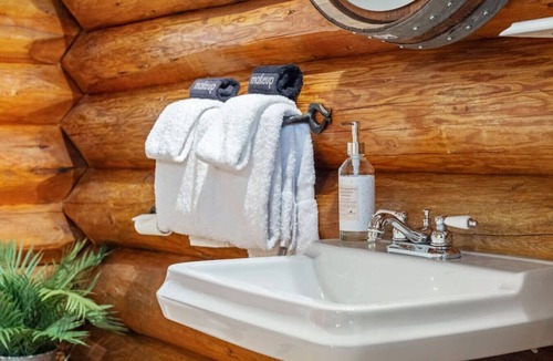 Forest Ridge Estates House | Coy Fox Cabin | Hot Tub | Fireplace | Playground