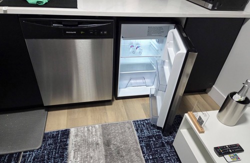Southwest Edmonton House | Cozy 1 bedroom Suite, Kitchenette & self check in