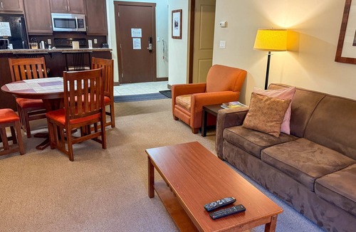 East Kootenay Condo | Cozy 1 Bedroom | Swimming Pool & A/C