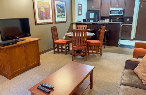 East Kootenay Condo | Cozy 1 Bedroom | Swimming Pool & A/C