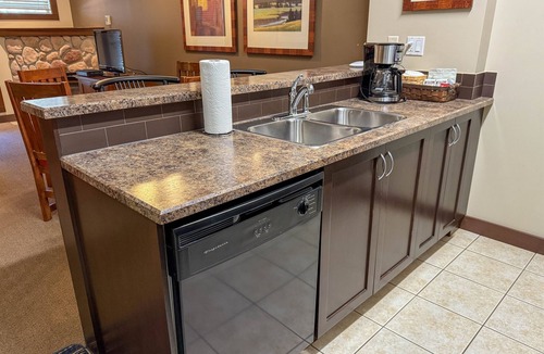 East Kootenay Condo | Cozy 1 Bedroom | Swimming Pool & A/C