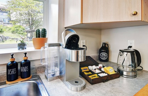 Ladysmith House | Cozy 1-BR suite with ocean views, full kitchen, projector, and garden