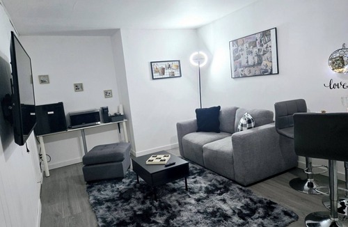 Burnaby House | COZY 1Br Basement Suite Perfect for Couple!Free Sparkling Wine! Private Parking.