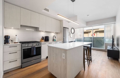 Hillhurst Condo | Cozy 1BR Condo, Steps from CTrain Station!