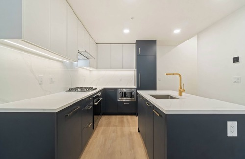 Coquitlam Condo | Cozy 1BR+Den w/Patio & Dual Entry by Lougheed. Easy Access to HW1 + EVERYWHERE!