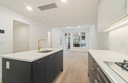 Coquitlam Condo | Cozy 1BR+Den w/Patio & Dual Entry by Lougheed. Easy Access to HW1 + EVERYWHERE!