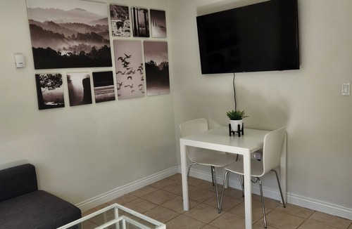Renfrew-Collingwood House | Cozy 1BR Suite | Close to SkyTrain (5min Walk)