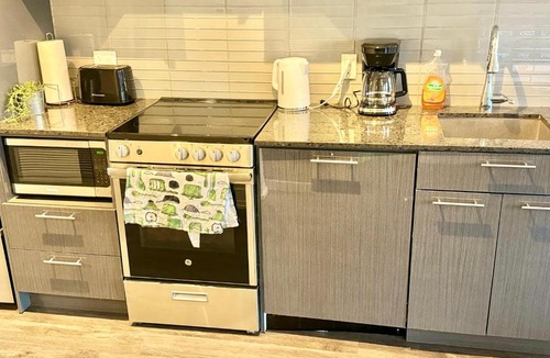 Garden District Apartment | Cozy 2 Bedroom by Eaton Centre Mall