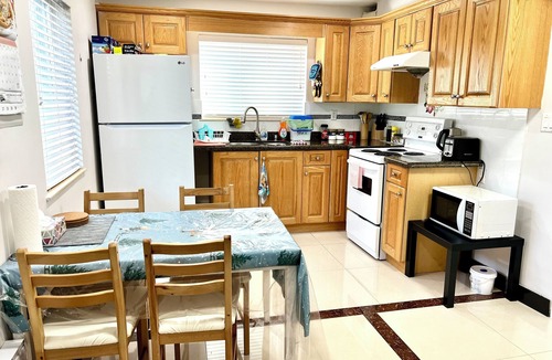 Renfrew-Collingwood House | Cozy 2-bedroom guesthouse in a convenient location