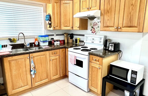 Renfrew-Collingwood House | Cozy 2-bedroom guesthouse in a convenient location