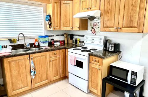 Renfrew-Collingwood House | Cozy 2-bedroom Private Guest House in a convenient location