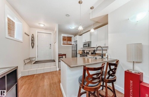 St. Albert House | Cozy 2 Bedroom Suite - Walk to Downtown St. Albert
