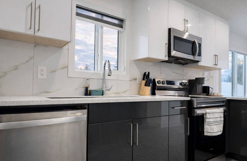 Southeast Edmonton House | Cozy 2 bedroom suite | Pet Friendly| Heated Garage