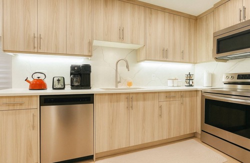 Sage Hill House | Cozy 2 Bedrooms 1 Bathroom Sleeps 4 Private Walkout Basement Suite