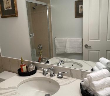 Fraserview House | Cozy 2 Bedrooms in Basement