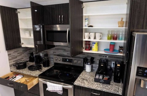 Southwest Edmonton Apartment | Cozy 2 BR-1KingBED+1 Queen-YEG Airport