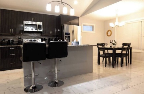 Southwest Edmonton Apartment | Cozy 2 BR-1KingBED+1 Queen-YEG Airport