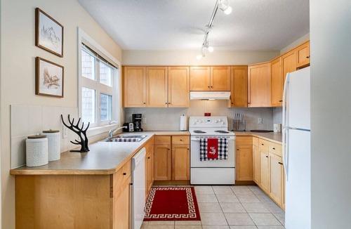 Cougar Creek Condo | Cozy 2 BR Condo + Gym w/Stunning Mountain View