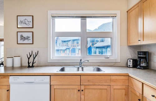 Cougar Creek Condo | Cozy 2 BR Condo + Gym w/Stunning Mountain View
