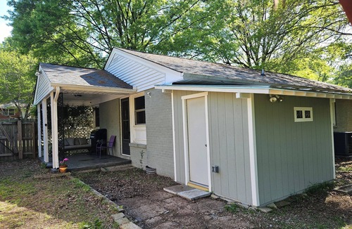 Durham House | Cozy 2bd house in Durham with fully fenced backyard and office, pet friendly!