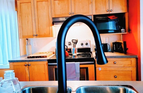 North Central Edmonton House | Cozy 2BER 1.5 Bath Home Near Rogers/2min walk 2 Stadium/RAH/NAIT/FastWIFI/Parkx
