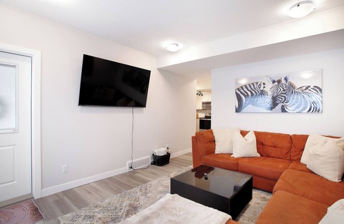 Evanston House | Cozy 2BR Suite | Sleeps 6 | Pullout Couch